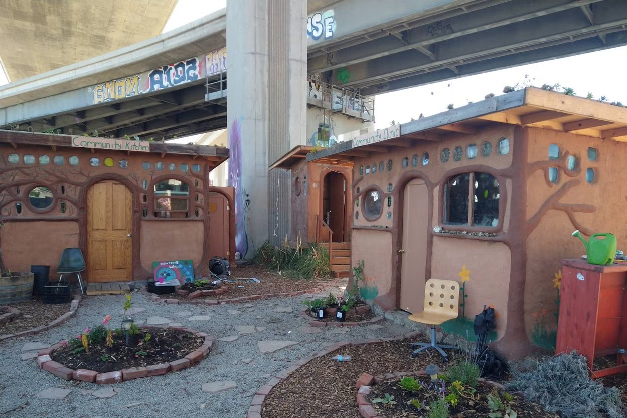 Credit: https://www.independent.co.uk/news/world/americas/oakland-homelessness-cob-on-wood-b1881628.html